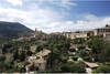 village au coeur des collines