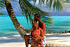 couple sur une plage et cocotier