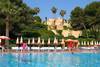 piscine et vue de la façade de l'hôtel brucoli - 