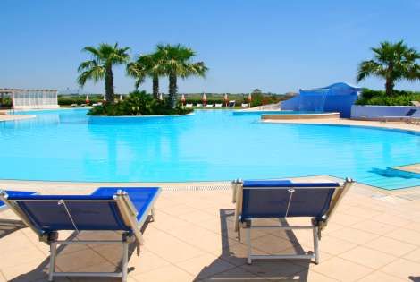 Transat au bord de la piscine du Costanza - Costanza Beach