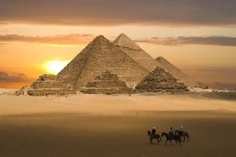 Pyramides