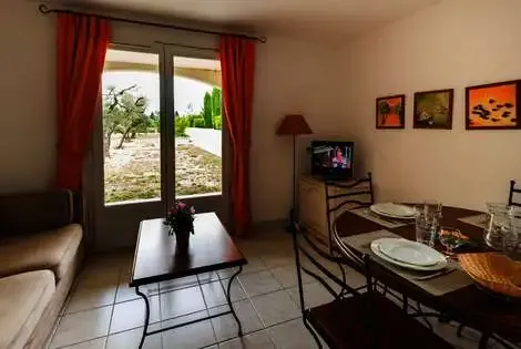 Résidence locative Lagrange Vacances Le Domaine De Bourgeac saintremydeprovence France