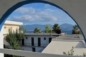 Grece-Athenes, Résidence hôtelière Theo 3* sup + location de voiture cat A
