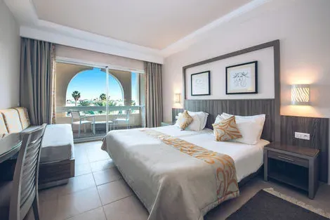 Chambre vue piscine